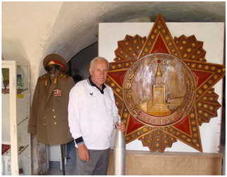 Михал Сабадах на фоне Ордена Победы. Музей Народного Войска Польского и Советской Армии